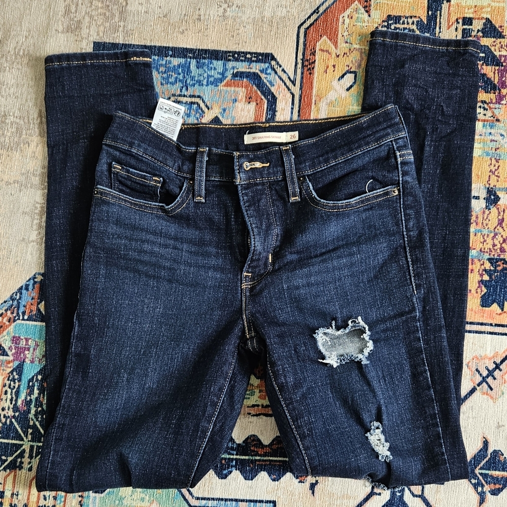 LEVI red lable, distressed dark jeans size 26